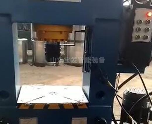 龍門180T液壓機(jī)現(xiàn)場
