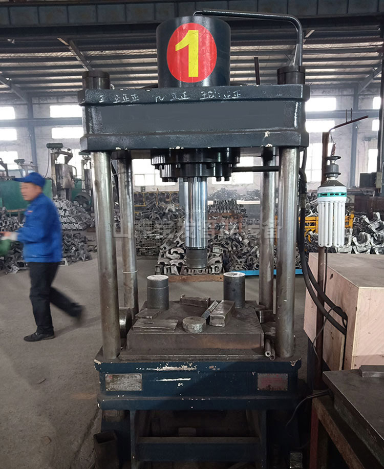 山東寶發(fā)100t四柱液壓機(jī)客戶現(xiàn)場